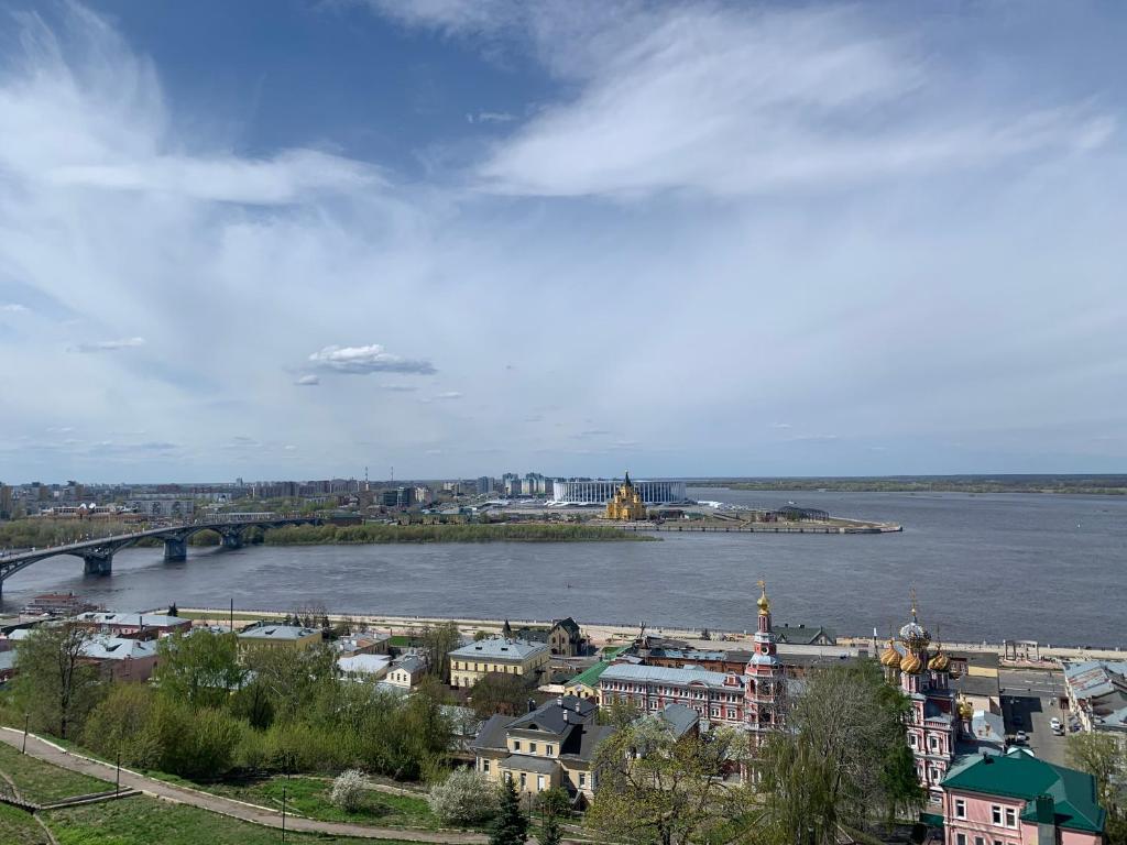 Нижний новгород стрелка как добраться. Река Волга Нижний Новгород. Стрелка Нижний Новгород. Нижний Новгород набережная. Стрелка Нижний Новгород вид с реки.