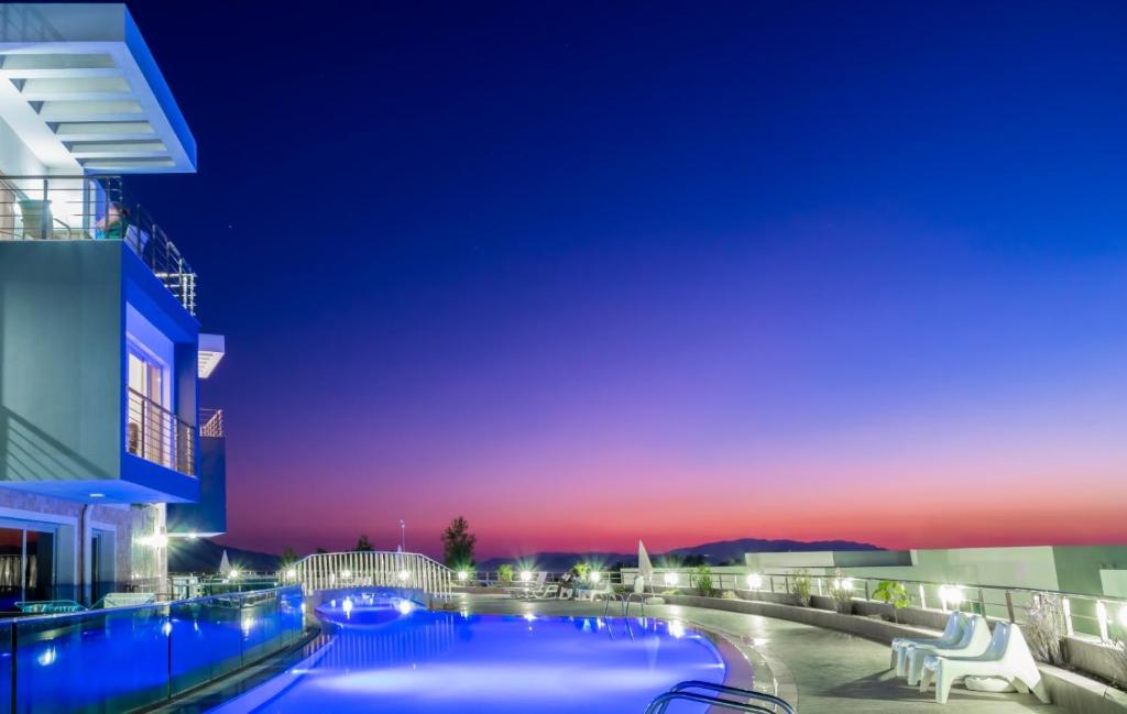 een groot zwembad in een gebouw 's nachts bij Lavender Residence in Kuşadası