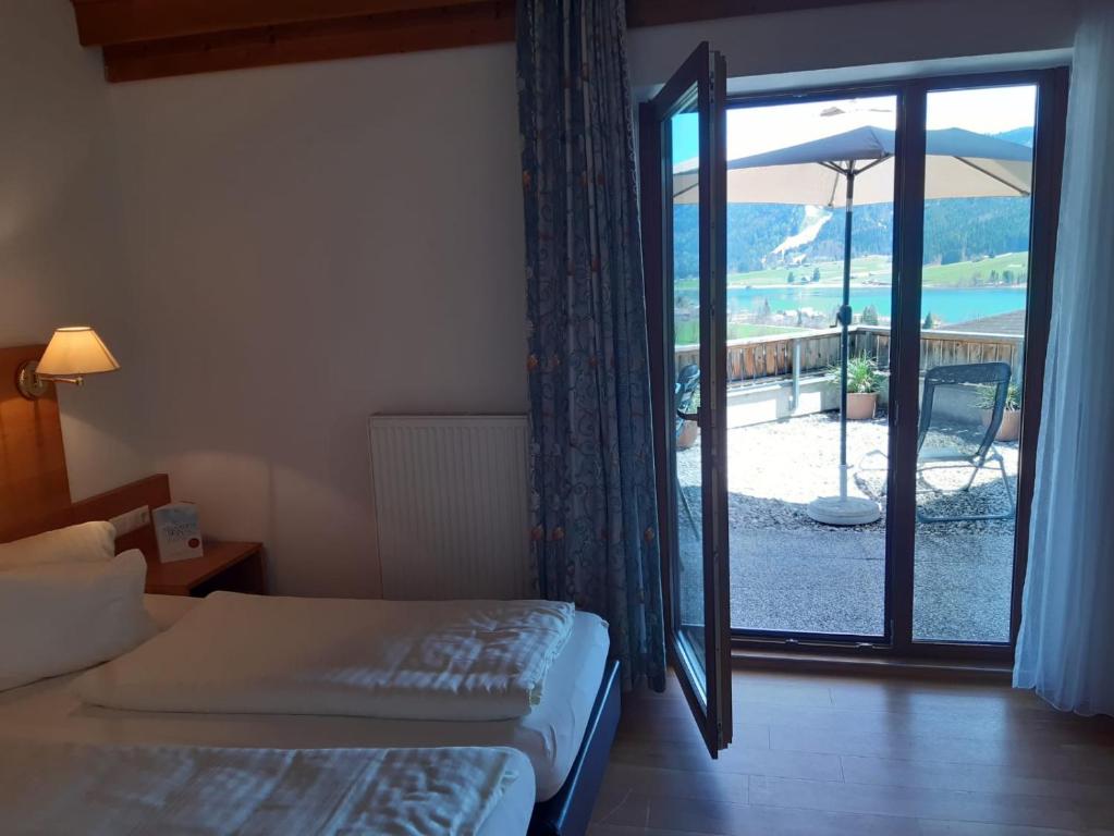 Postel nebo postele na pokoji v ubytování Kolbitsch am Weissensee ein Seeblick der verzaubert inklusive Premiumcard