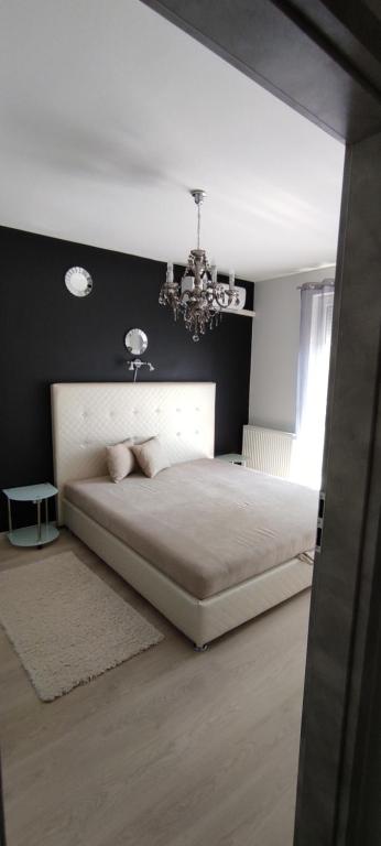 Postel nebo postele na pokoji v ubytování IKON apartman