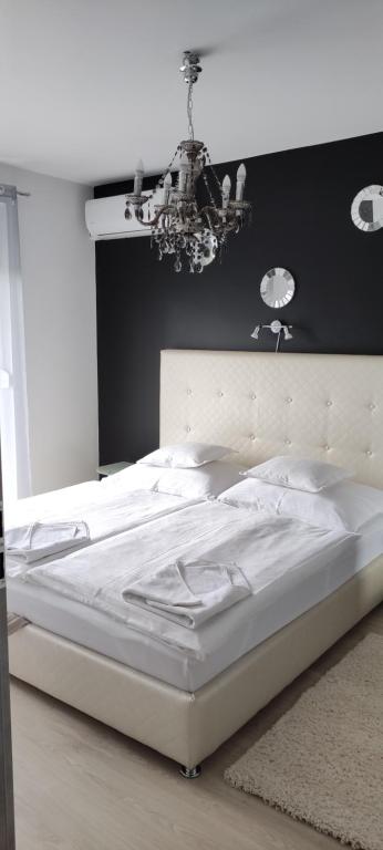 Postel nebo postele na pokoji v ubytování IKON apartman