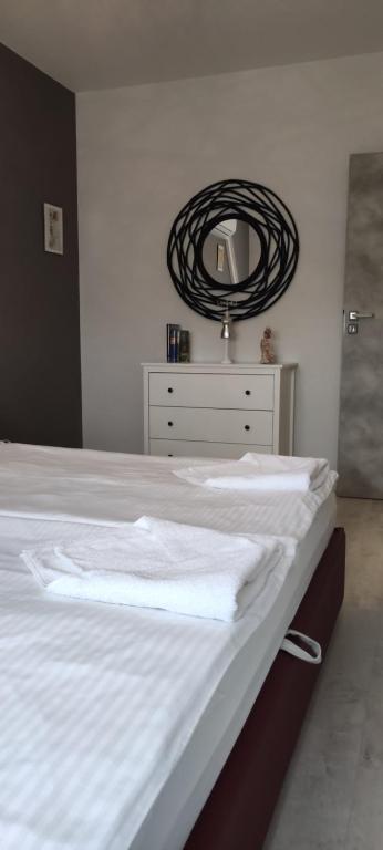 Postel nebo postele na pokoji v ubytování IKON apartman
