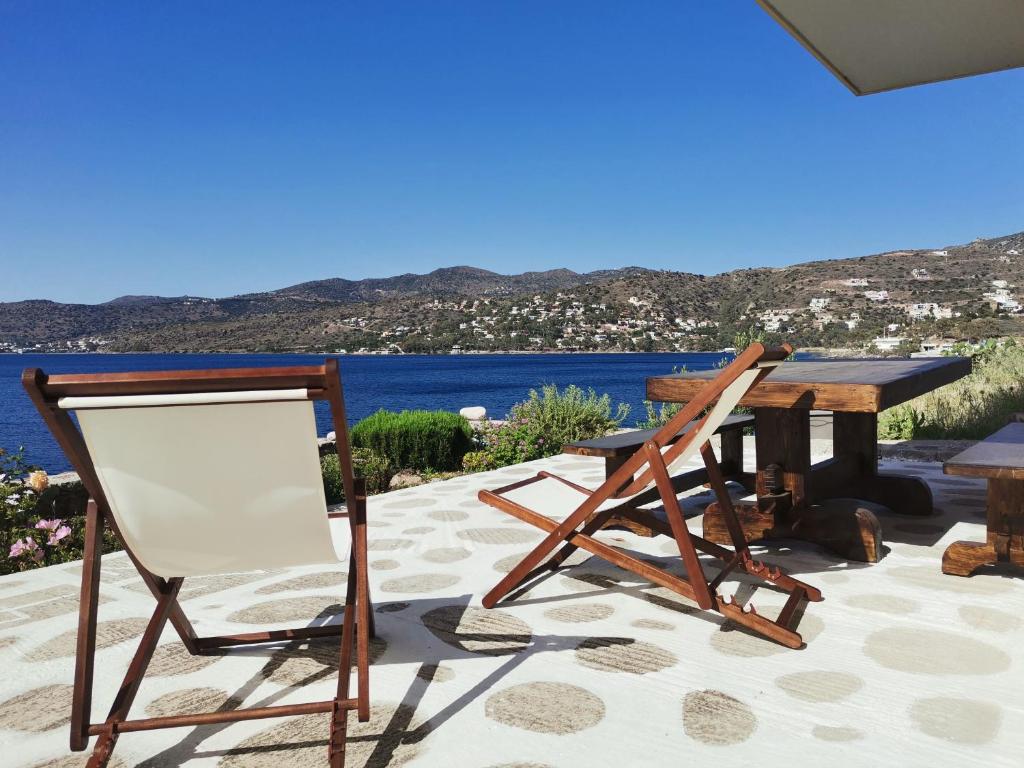 una mesa y dos sillas sentadas junto a una mesa en Almyra seaside en Perdhika