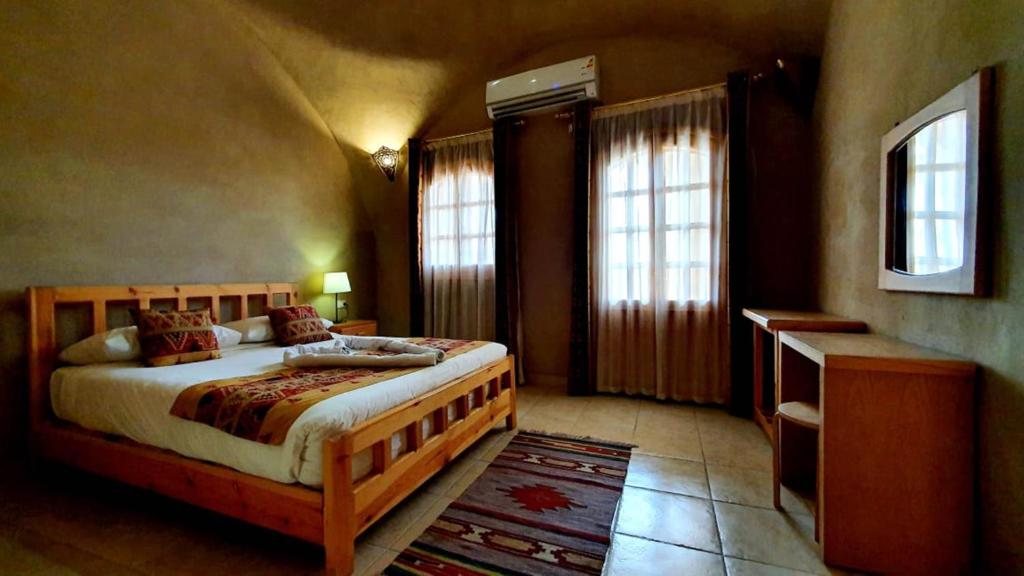Postel nebo postele na pokoji v ubytování Embrace Hotel