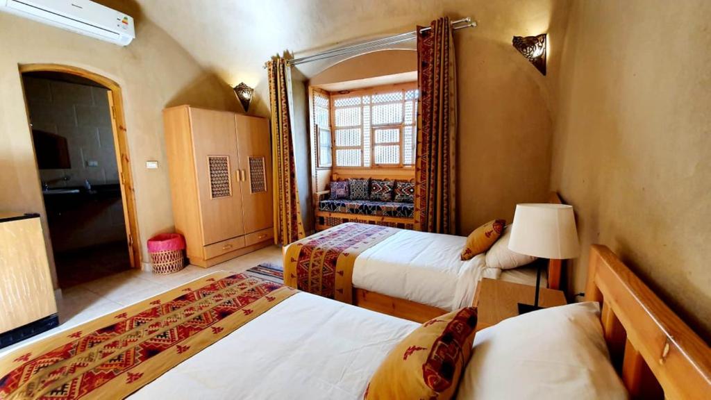 Postel nebo postele na pokoji v ubytování Embrace Hotel