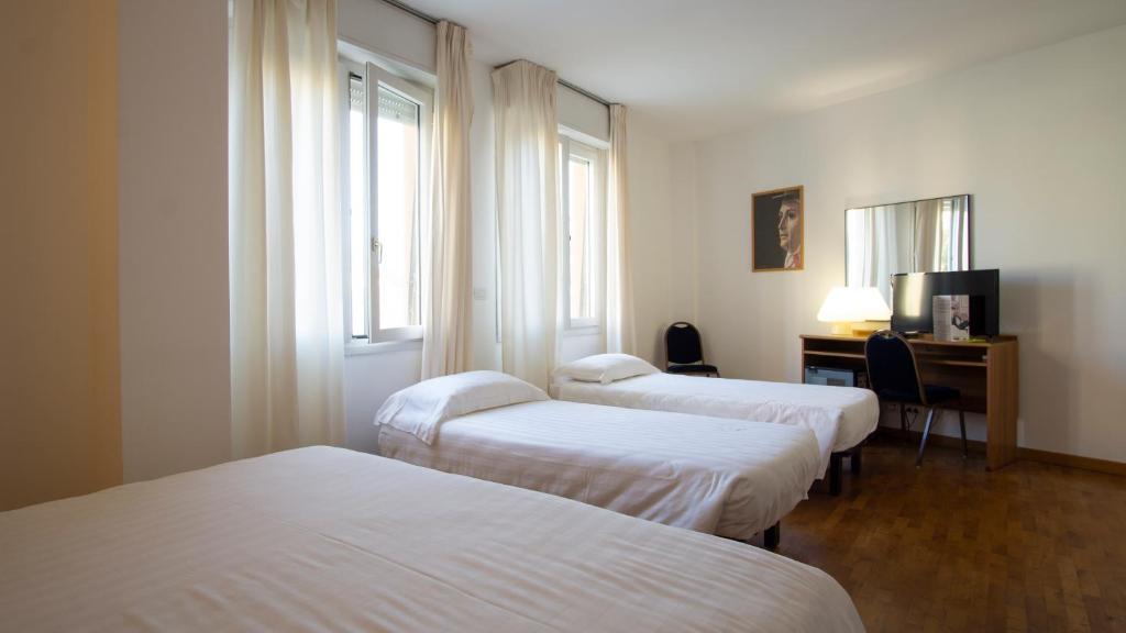 Llit o llits en una habitació de Mistral2 Hotel