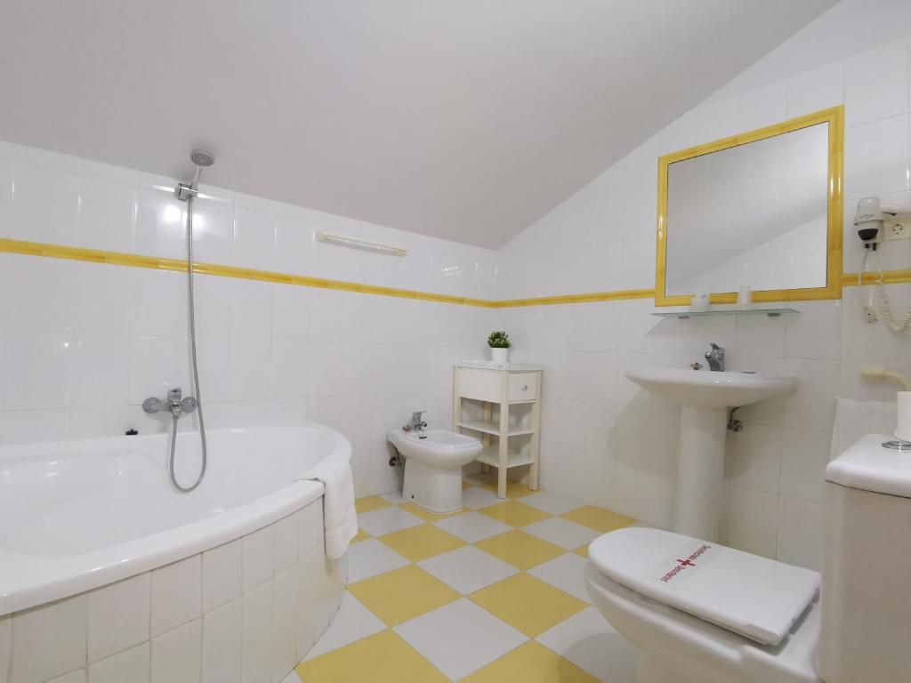 A bathroom at Hotel El Trasgu