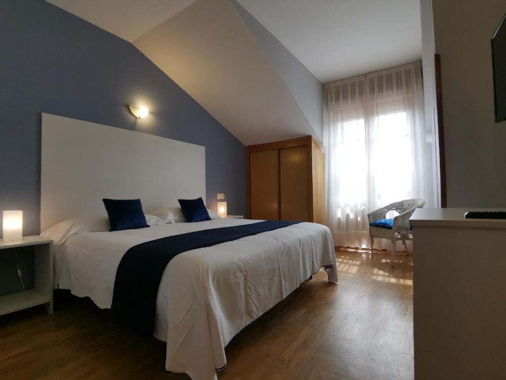 A bed or beds in a room at Hotel El Trasgu