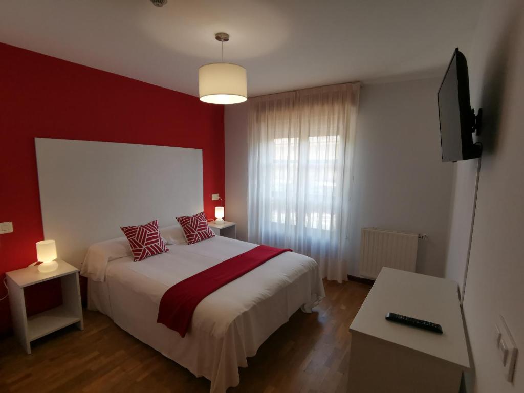 A television and/or entertainment centre at Hotel El Trasgu