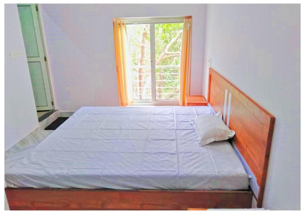 Postel nebo postele na pokoji v ubytování AYM Yoga Resort Arambol GOA