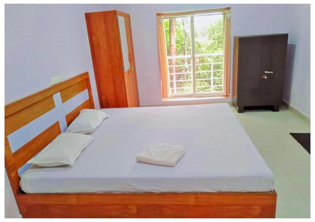Postel nebo postele na pokoji v ubytování AYM Yoga Resort Arambol GOA