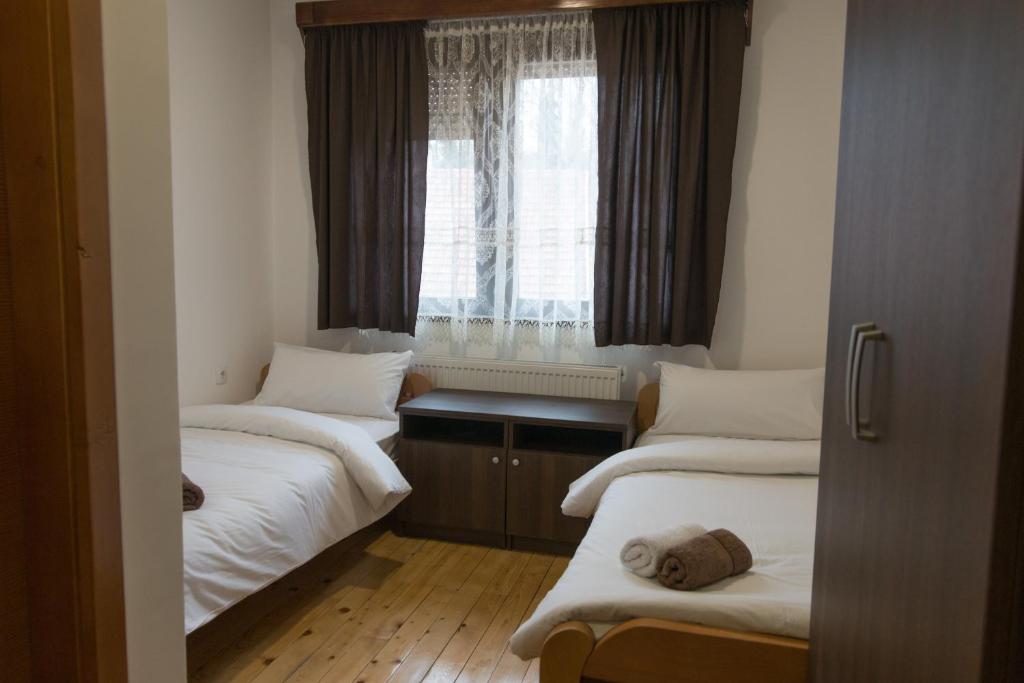 Postel nebo postele na pokoji v ubytování Viktorijini konaci