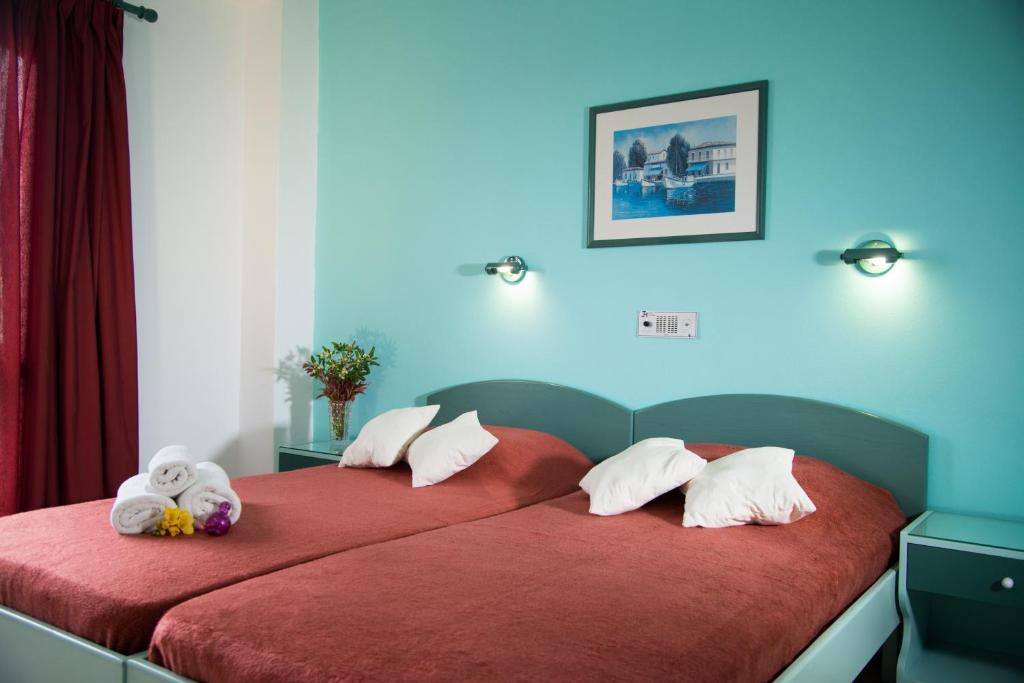 Postel nebo postele na pokoji v ubytování Theoni Apartments