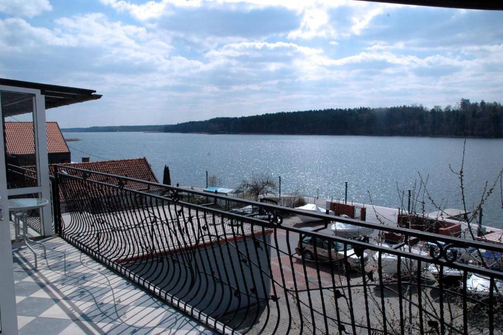 vistas al lago desde el balcón de una casa en Słoneczne Tarasy en Mikołajki