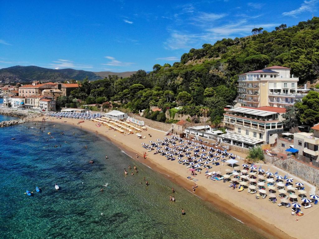 een luchtzicht op een strand met een menigte mensen bij Grand Hotel Santa Maria in Santa Maria di Castellabate