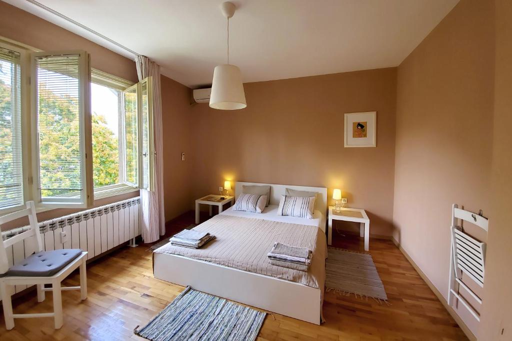 Postel nebo postele na pokoji v ubytování Sunny Central Apartment