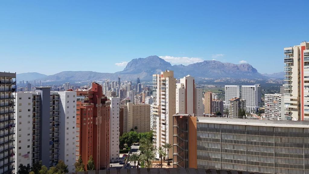 ベニドルムにあるApartamento Benidorm Vienaの山々を背景とした市街の景色