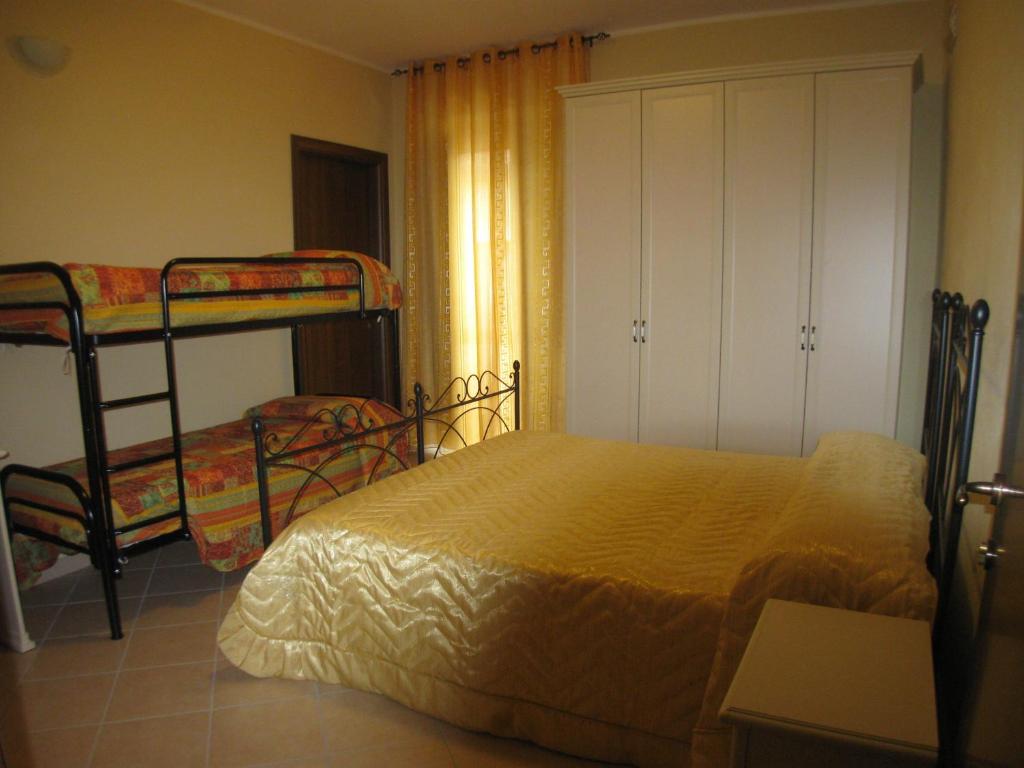 B&B Il Vecchio Portale في Laino Borgo: غرفة نوم بسريرين بطابقين وخزانة