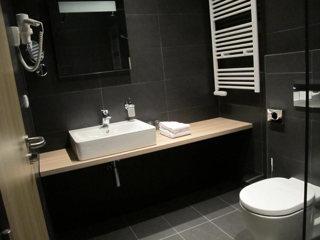 A bathroom at Hotel Kapitol