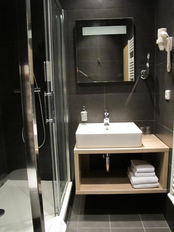 A bathroom at Hotel Kapitol
