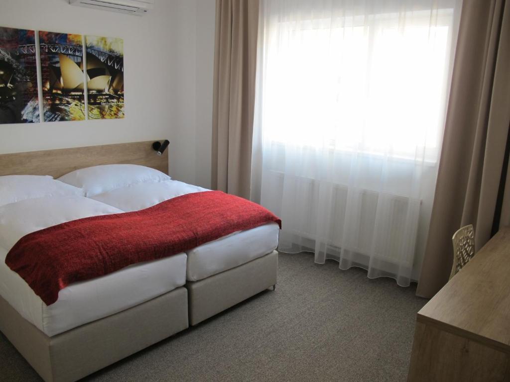 A bed or beds in a room at Hotel Kapitol