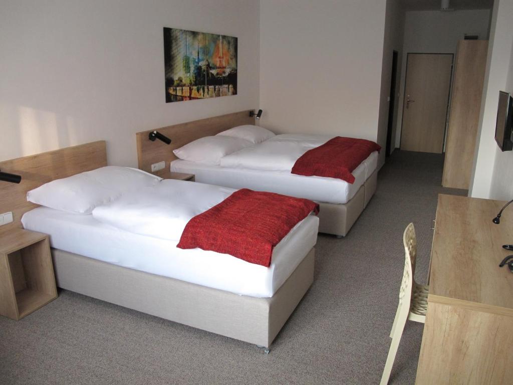 A bed or beds in a room at Hotel Kapitol