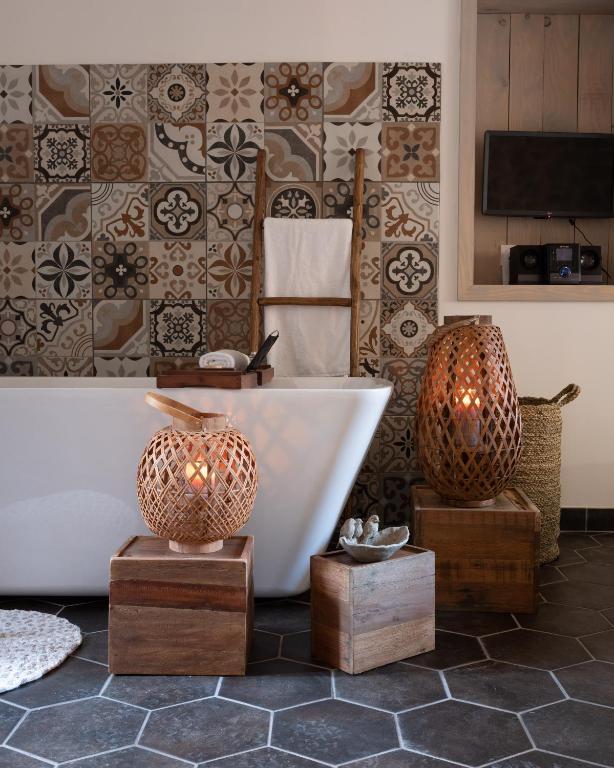 La salle de bains est pourvue d'une baignoire et de quelques serviettes. dans l'établissement Suite parentale Au bonheur des ours, à Sahorre