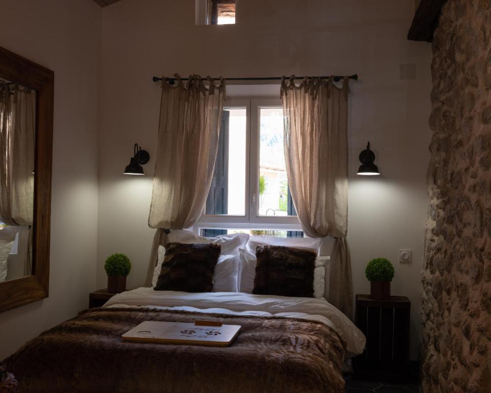 una camera con un letto e una finestra di Suite parentale Au bonheur des ours a Sahorre