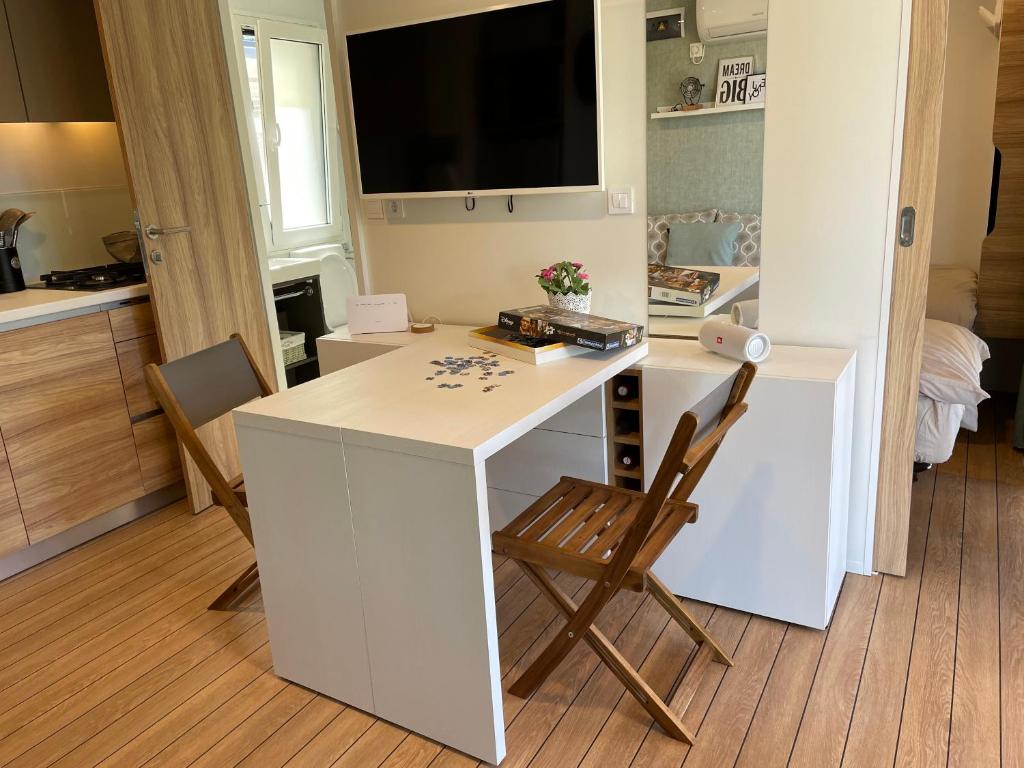TV a/nebo společenská místnost v ubytování HARMONIA mobile home
