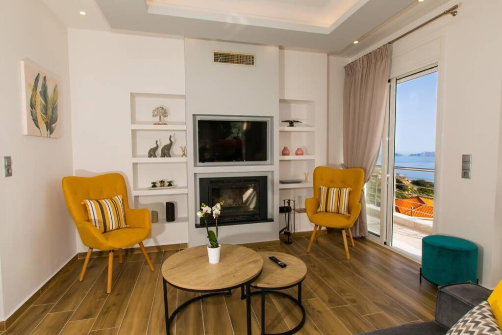 TV a/nebo společenská místnost v ubytování Chrysi's Ocean View Retreat