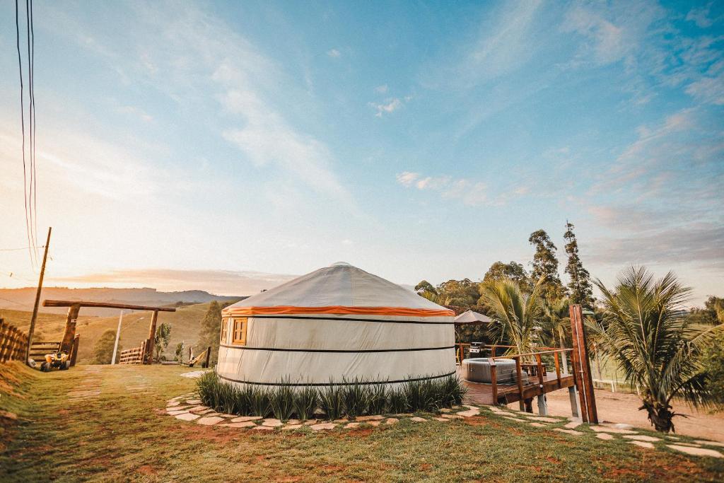 a yurt in the middle of a field at Natureza exuberante, conforto inesquecível, yurt mongol in Jacutinga