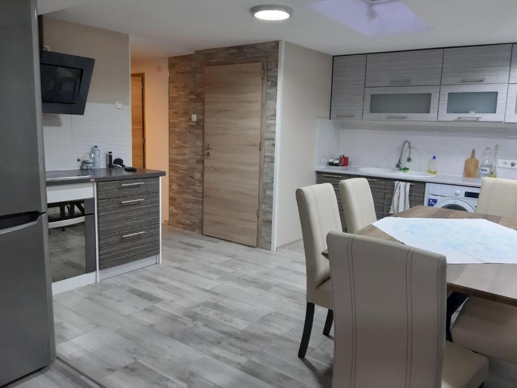 a kitchen and dining room with a table and chairs at Sarló utcai ház in Veszprém