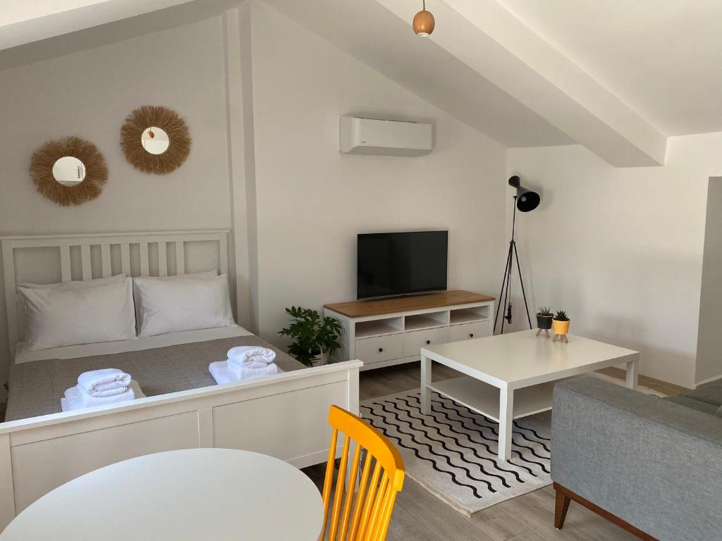 uma pequena sala de estar com uma cama e uma mesa em City Suites em Marmaris