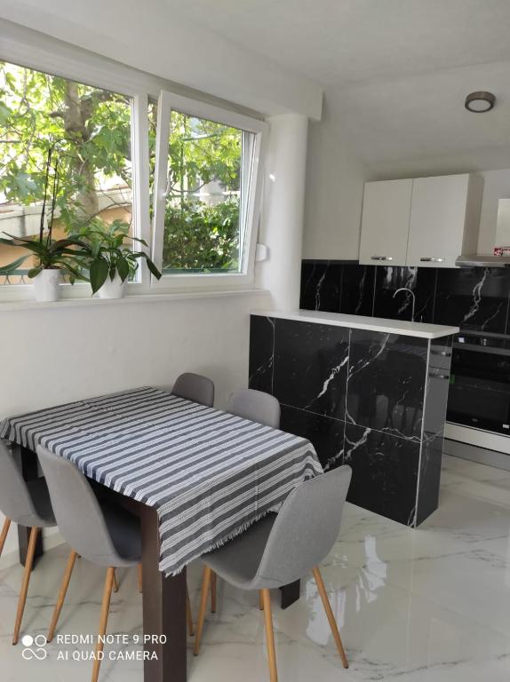 Kuchyň nebo kuchyňský kout v ubytování Apartments Pomalo