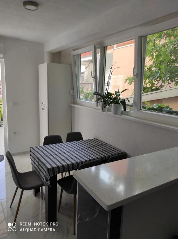 Kuchyň nebo kuchyňský kout v ubytování Apartments Pomalo