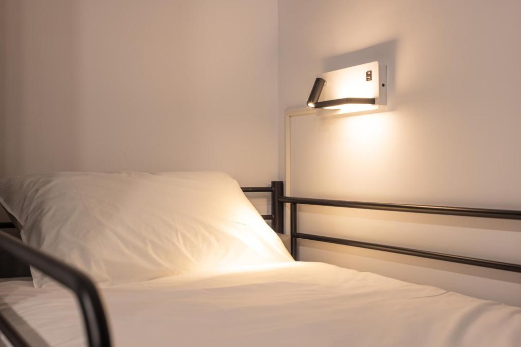 Postel nebo postele na pokoji v ubytování Nice Hostel