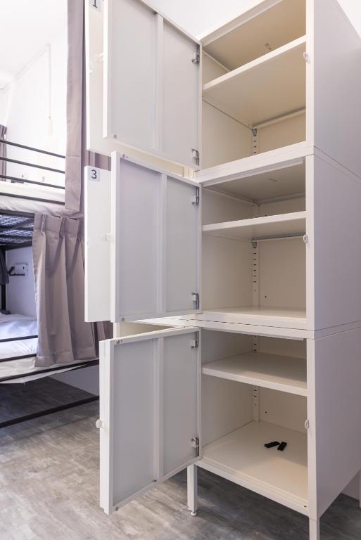 Palanda nebo palandy na pokoji v ubytování Nice Hostel