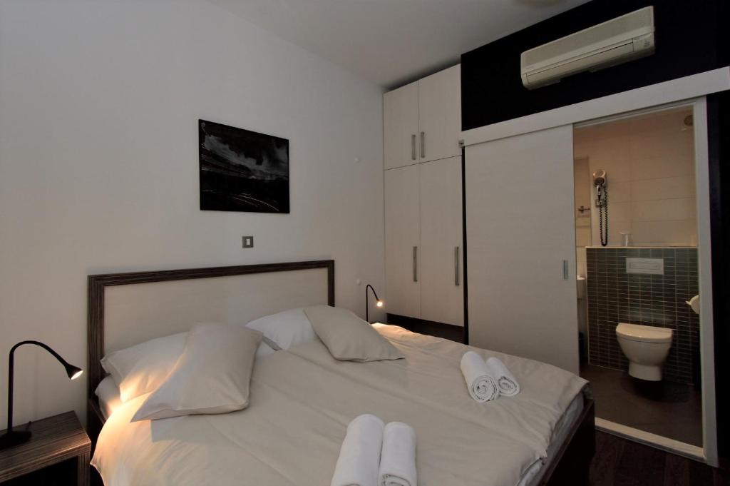 Postel nebo postele na pokoji v ubytování Marmontova Luxury Rooms