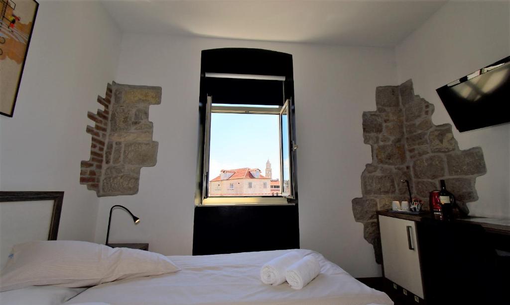 Postel nebo postele na pokoji v ubytování Marmontova Luxury Rooms