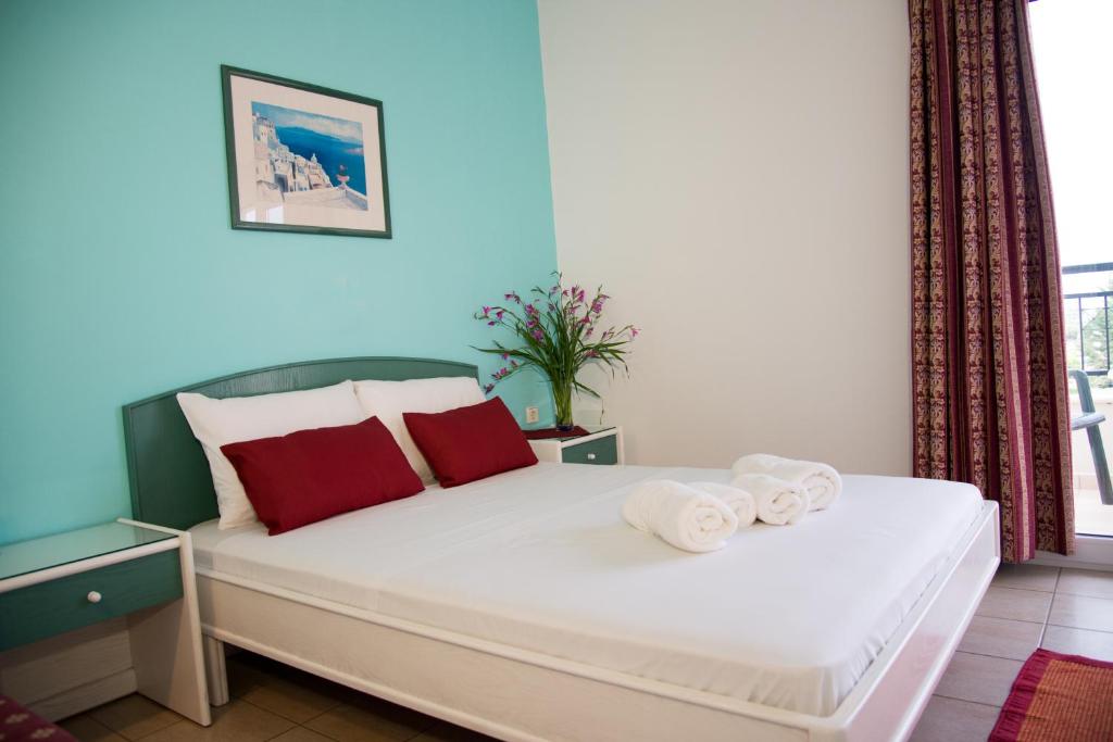 Postel nebo postele na pokoji v ubytování Theoni Apartments