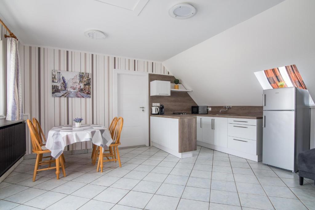Kuchyň nebo kuchyňský kout v ubytování Nemes Apartmanház