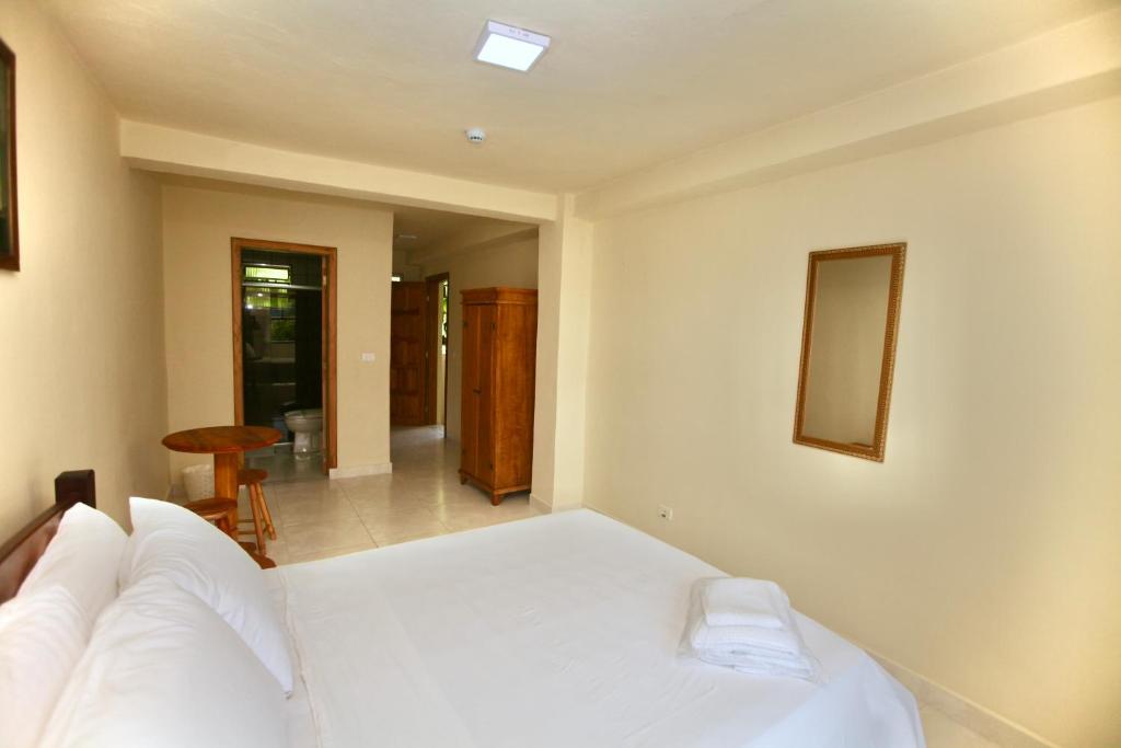  Colonial Hotel
