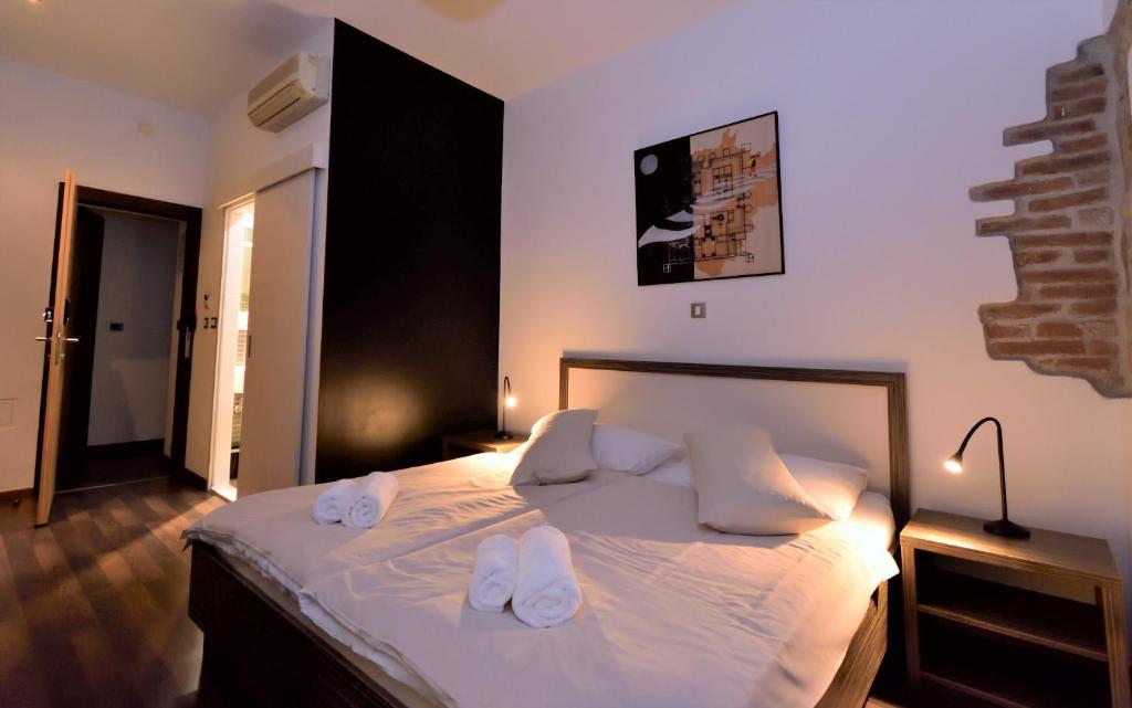 Postel nebo postele na pokoji v ubytování Marmontova Luxury Rooms