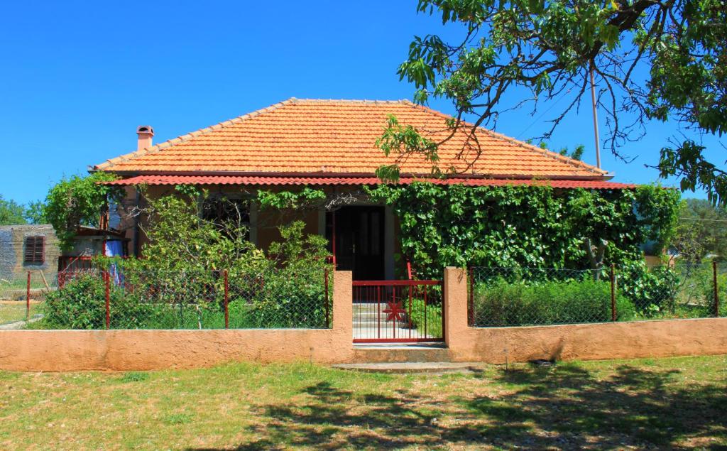 een klein huis met een oranje dak bij Karla's holiday home in Debeljak
