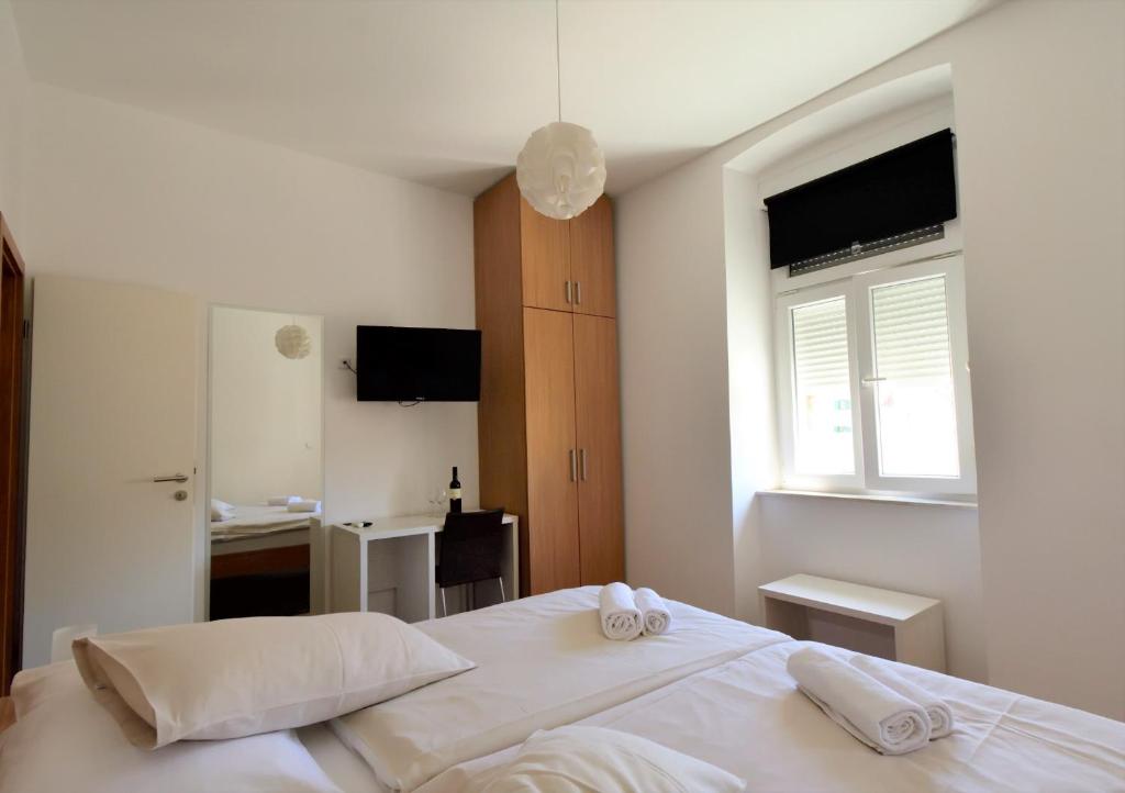 Postel nebo postele na pokoji v ubytování Marmontova Luxury Rooms