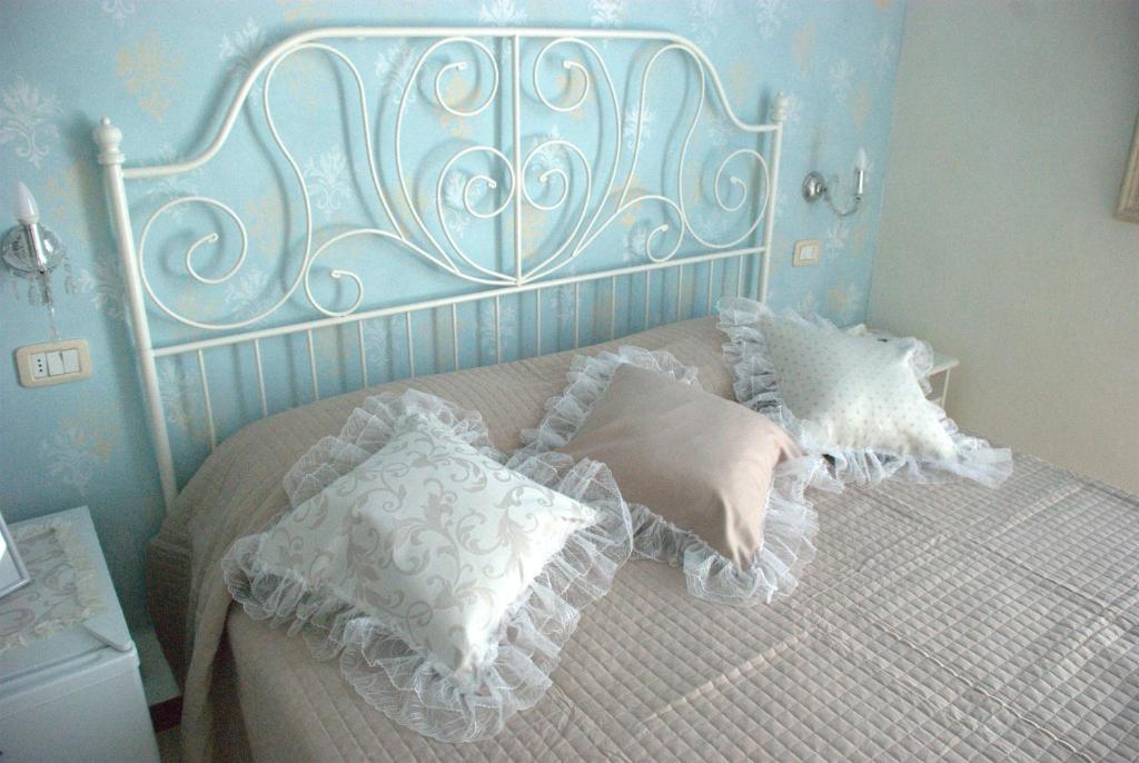 サン・ベネデット・デル・トロントにあるB&B Vittorio Emanueleのベッドルーム1室(青いヘッドボードと枕付きのベッド1台付)