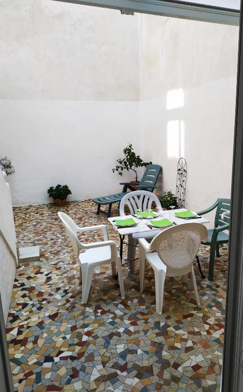 d'une terrasse avec une table et des chaises sur un sol en mosaïque. dans l'établissement Exceptionnel : hypercentre Biarritz T2 avec patio, à Biarritz
