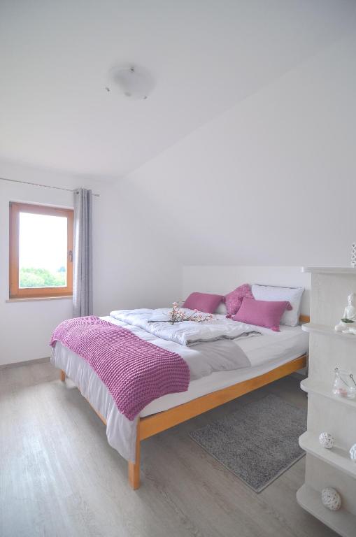 Postel nebo postele na pokoji v ubytování Flower house Podčetrtek