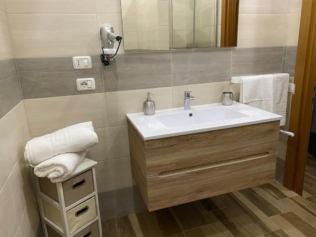een badkamer met een wastafel en een spiegel bij Casa vacanza VIMA in Peschici