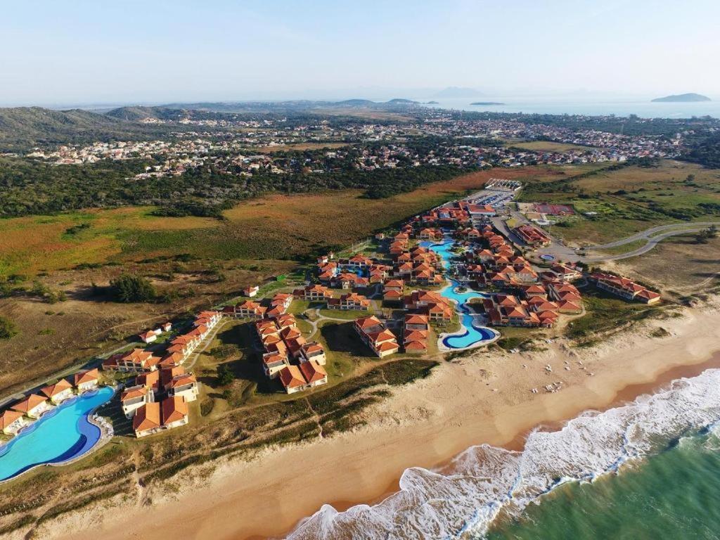 uma vista aérea de um resort na praia em Búzios Beach Resort em Búzios